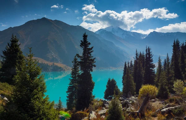 Bela Paisagem Com Montanhas Lago Cazaquistão — Fotografia de Stock