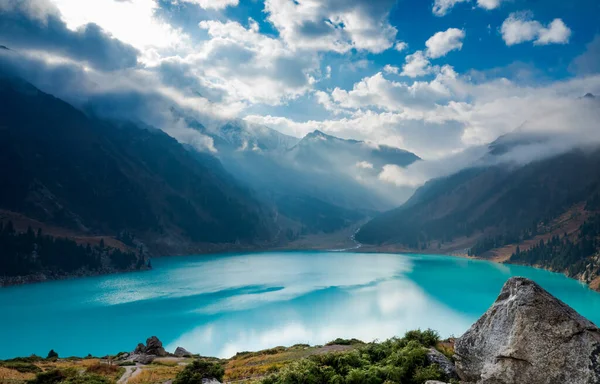 カザフスタンの山と湖の美しい風景 ロイヤリティフリーのストック画像