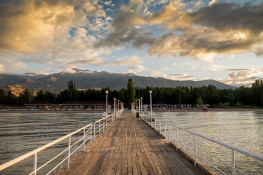 Kırgızistan 'daki Issyk-Kul Gölü