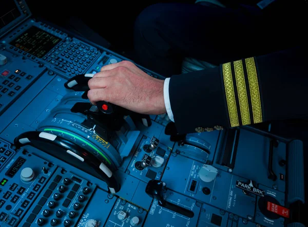 Πιλότος Στο Χώρο Εργασίας Του Σύγχρονου Επιβατικού Αεροσκάφους Στο Θάλαμο — Φωτογραφία Αρχείου