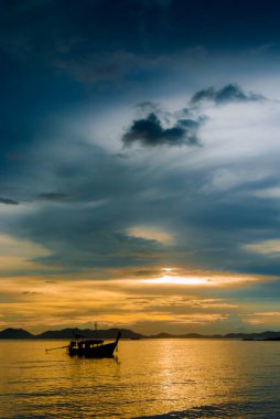 Maya Körfezi 'ndeki tekneler Phi Phi Leh Adası, Tayland