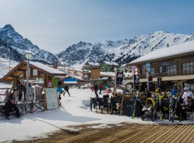 Kazakistan, Almaty 'deki Shymbulak Dağları' na bak