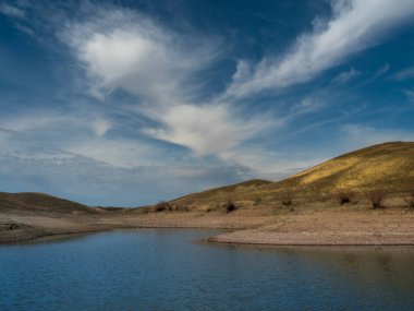 Kazakistan, Almaty 'deki Ili Nehri' nin güzel manzarası.