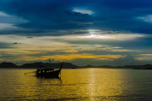 Łodzie Zatoce Maya Wyspa Phi Phi Leh Tajlandia — Zdjęcie stockowe