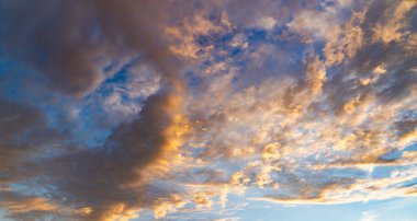 Gün batımında güneş ışığı alan güzel bulutların alçak açısı