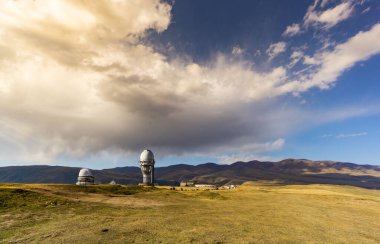 Kırsal alan ve mavi gökyüzü