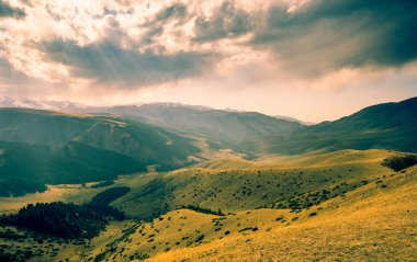 Kazakistan 'daki Majestic Tian Shan dağları, Almaty yakınlarında. 