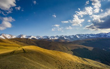Kazakistan 'daki Majestic Tian Shan dağları, Almaty yakınlarında. 