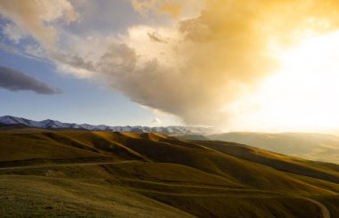 Kazakistan 'daki Majestic Tian Shan dağları, Almaty yakınlarında. 