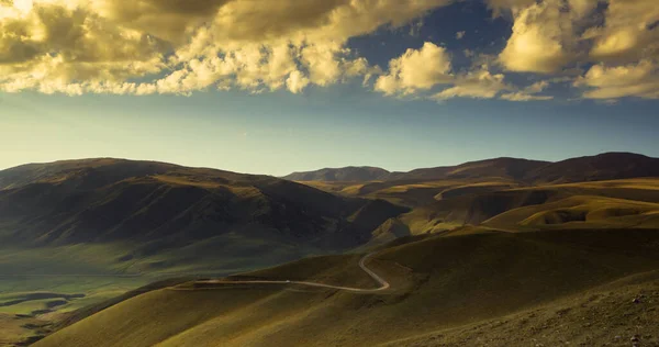 アルマティ近くのカザフスタンの雄大な天山山脈 — ストック写真
