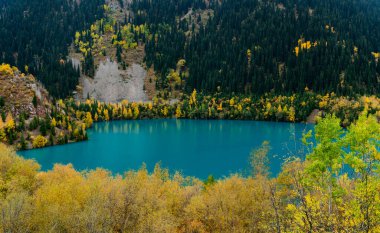 Mavi Issyk Gölü Almaty dağlarında Altın Sonbahar
