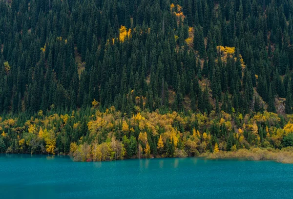 Blue Issyk Lago Autunno Oro Almaty Montagne — Foto Stock