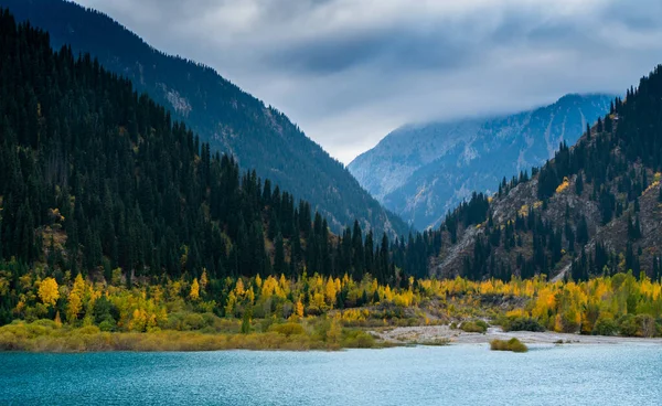Lago Issyk Azul Otoño Dorado Las Montañas Almaty — Foto de Stock