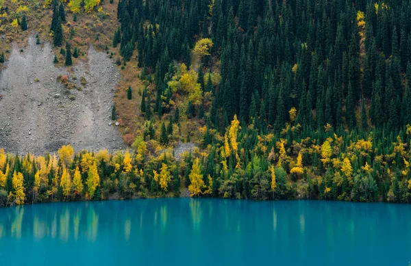 Danau Issyk Biru Musim Gugur Emas Pegunungan Almaty — Stok Foto
