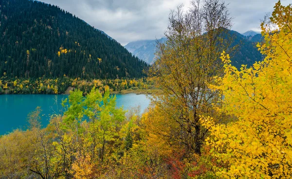 Lago Issyk Azul Outono Dourado Nas Montanhas Almaty — Fotografia de Stock