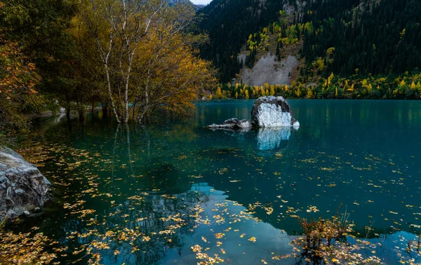 阿拉木图山区的蓝色伊塞克湖金秋 — 图库照片