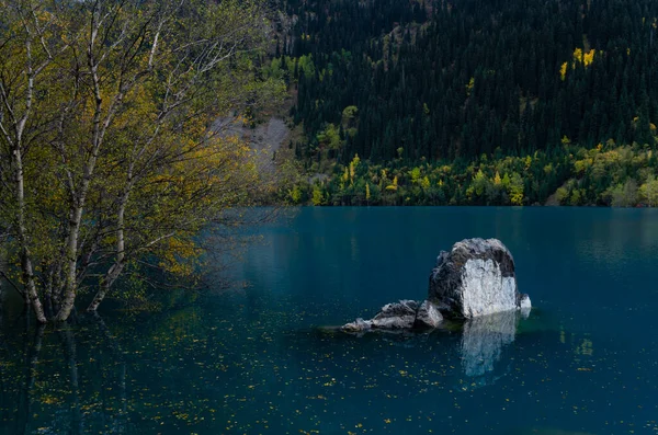 Lago Issyk Azul Outono Dourado Nas Montanhas Almaty — Fotografia de Stock