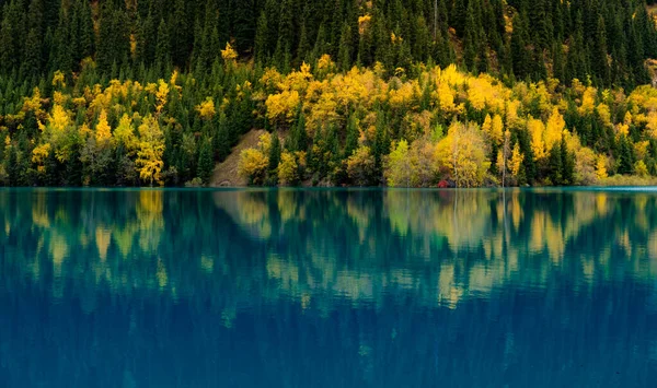 Lago Issyk Azul Otoño Dorado Las Montañas Almaty — Foto de Stock