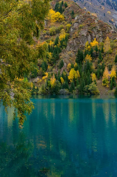 阿拉木图山区的蓝色伊塞克湖金秋 — 图库照片