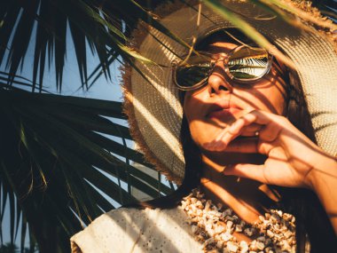 Güneş gözlüklü güzel kadın.