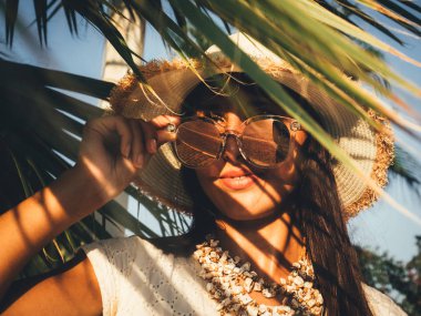 Güneş gözlüklü güzel kadın.