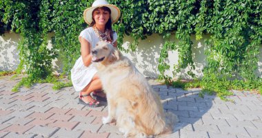 genç kadın bir köpekle oynamayı