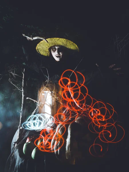 Bruxa Malvada Hexing em cena de terror de Halloween — Fotografia de Stock