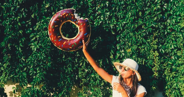 Ritratto Della Bella Donna Abito Bianco Con Succo Frutta Ciambella — Foto Stock