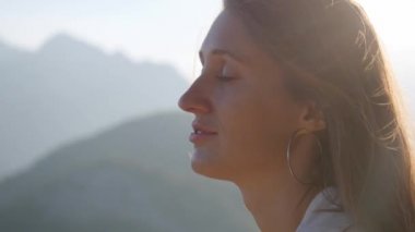 Güzel bir kadın ayakta againt sunlights portresi