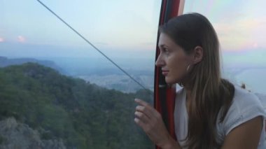 Taşırken kablo arabada oturan genç kadın turist