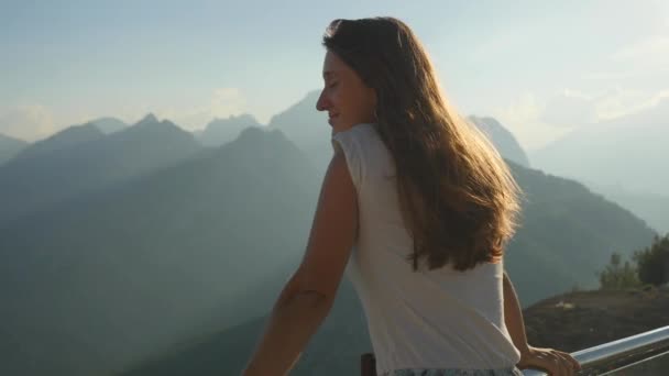 Femme beatufil souriante debout sous le soleil — Video