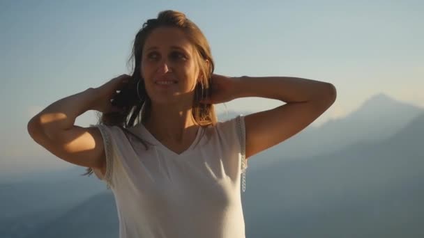 Retrato de mulher bonita de pé contra as luzes do sol — Vídeo de Stock