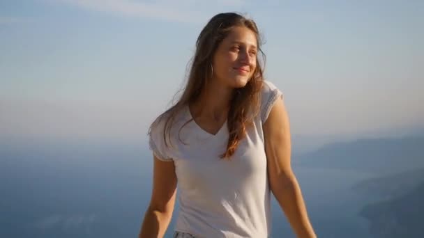 Портрет красивой женщины, стоящей против солнечных лучей — стоковое видео