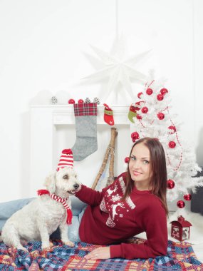güzel kadın köpeğini, hem Noel giysileri ile eğleniyor