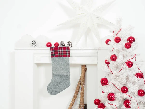 装饰着圣诞树的漂亮的冬青房间 — 图库照片