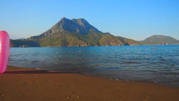 Círculo inflável rosa na praia — Vídeo de Stock