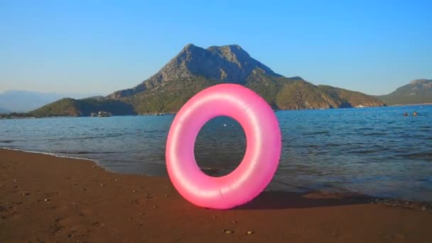 Círculo inflable rosa en la playa — Vídeo de stock