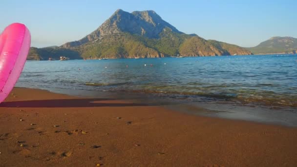 Rotolamento Cerchio Gonfiabile Rosa Sulla Spiaggia Sabbia — Video Stock