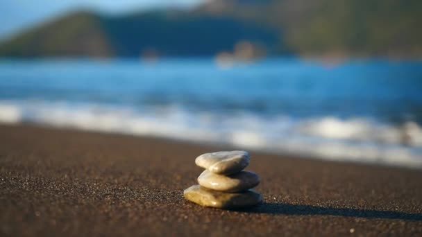 Piedras apiladas en la playa de cerca — Vídeo de stock