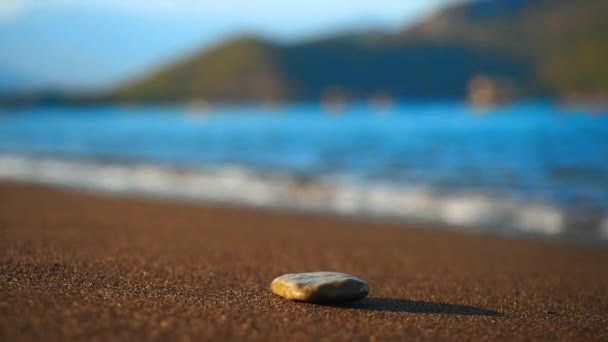 Halmozott kövek a parton közelről