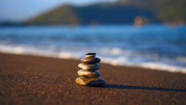 Stacked stones at the beach close up — Stock Video