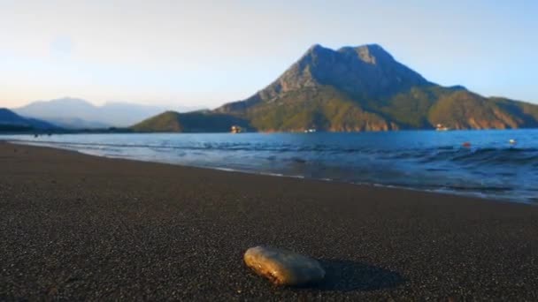 Gestapelde stenen op het strand close-up in fastmotion — Stockvideo