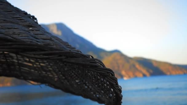비치 파라솔을 통해 아름 다운 바다 보기 — 비디오