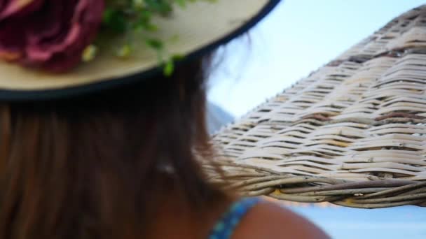 Mooie vrouw in de hoed op het strand — Stockvideo