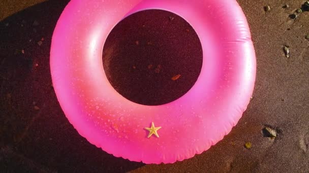 Estrella de mar en el círculo inflable rosa — Vídeo de stock