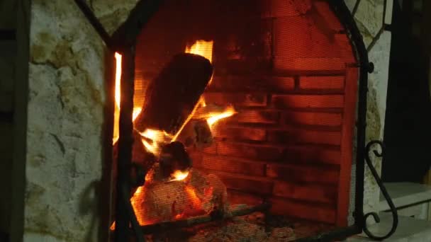 Cheminée en feu. Cheminée comme meuble