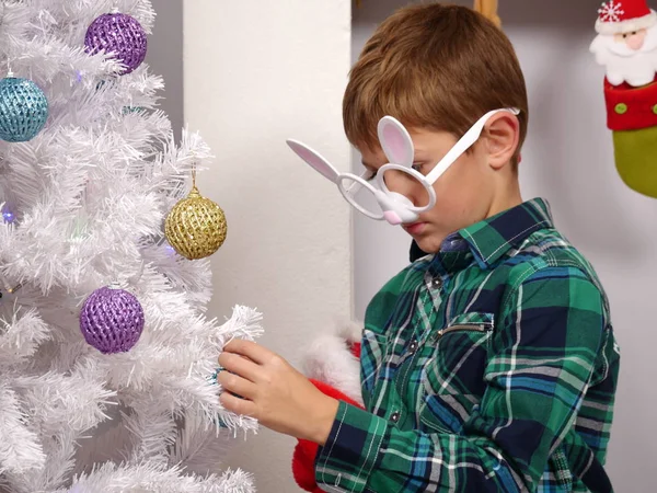 Garçon décoration arbre de Noël avec des perles — Photo