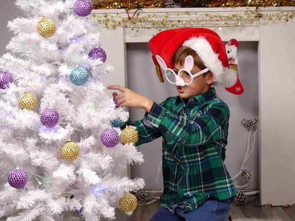 Garçon décoration arbre de Noël avec des perles — Photo