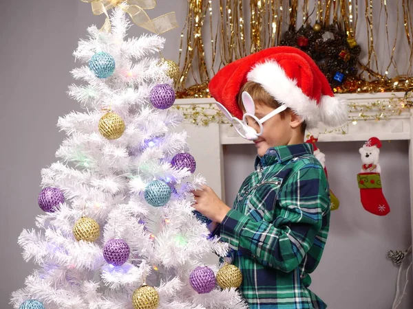 구슬 크리스마스 트리를 장식 하는 소년 — 스톡 사진