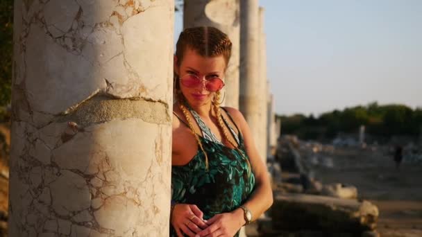 Touriste féminine dans la rue colonnade à Side, Turquie — Video